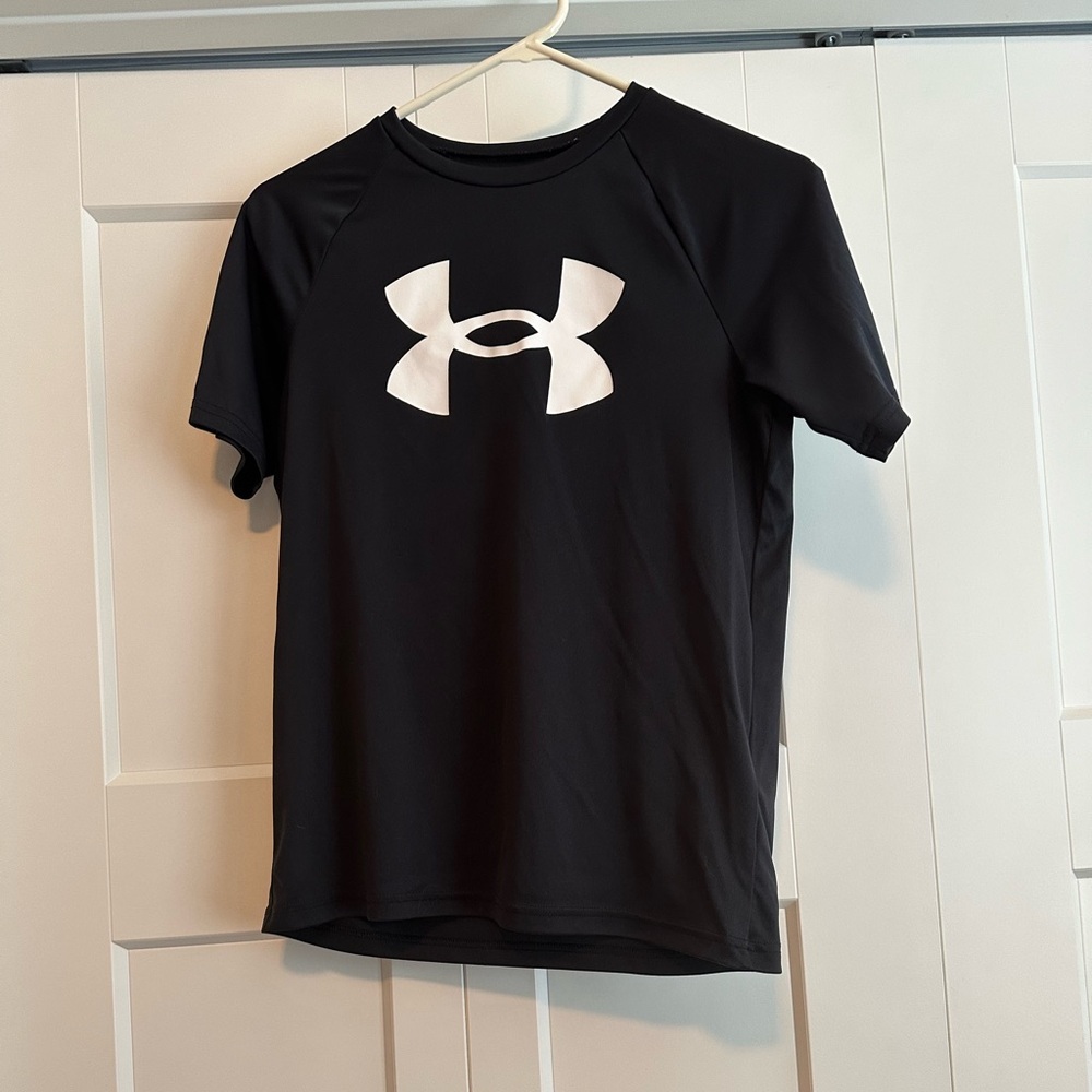 Boys underarmour t-shirt